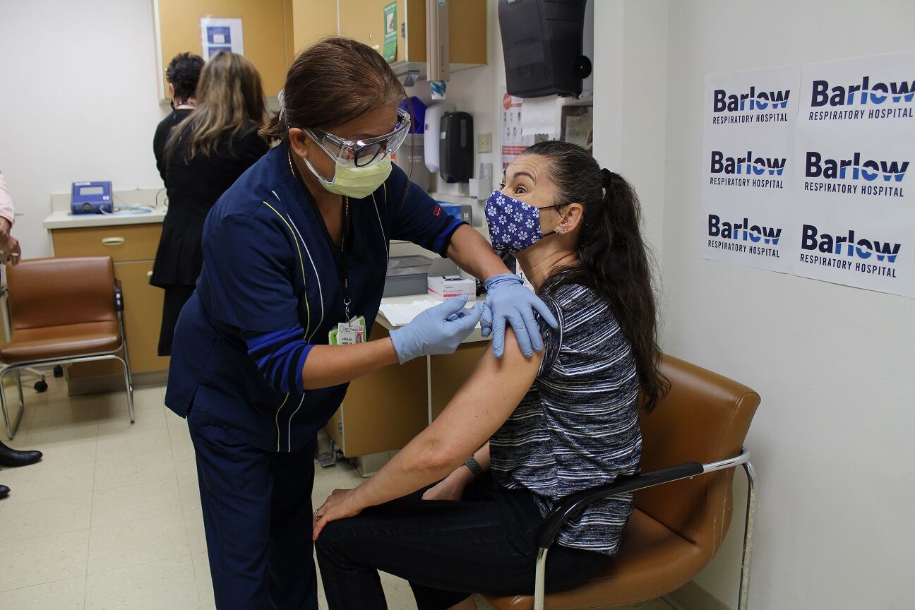 Nurse at Barlow Hospital gets COVID vaccine